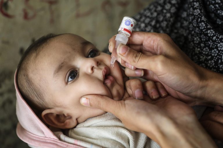 Médicos piden vacunar con urgencia contra la poliomielitis en Venezuela